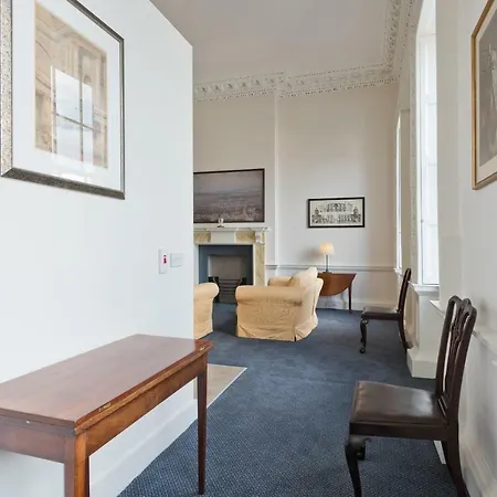 Henrietta Centre Apartman *