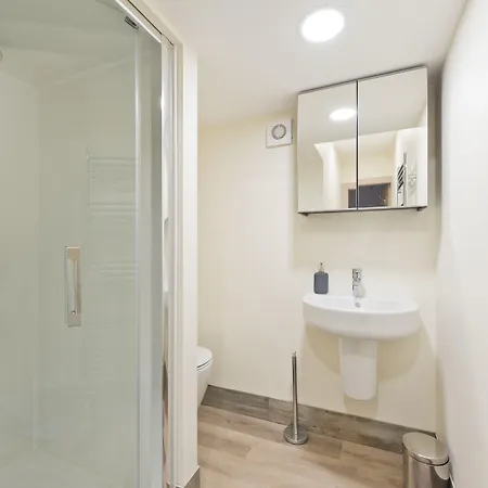 Henrietta Centre 아파트