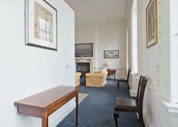 Henrietta Centre Apartment *