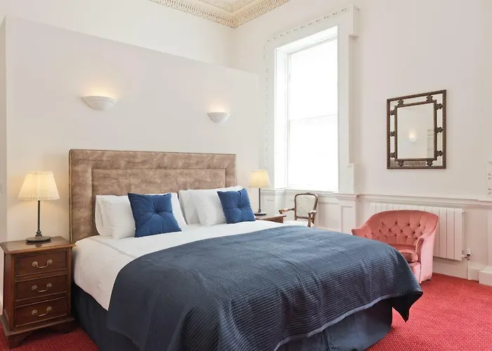 Henrietta Centre Apartment