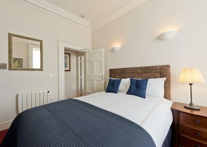 Henrietta Centre Apartment